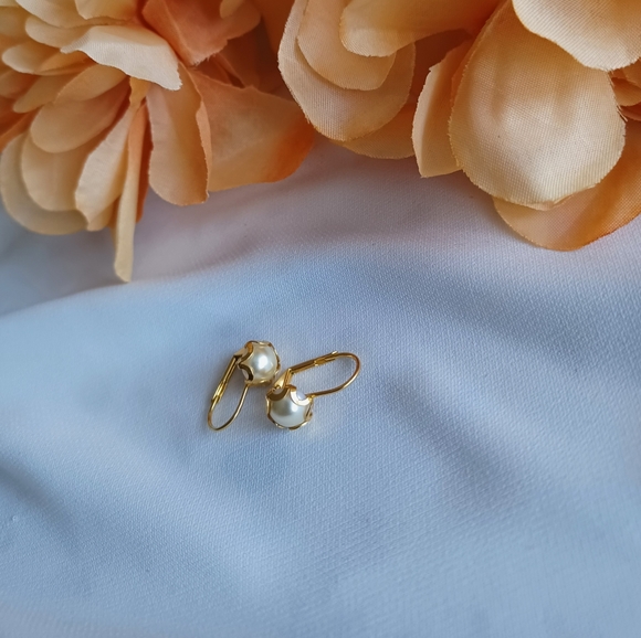 Elegant Gold and Pearl Stud Earrings - Picture 8 of 16